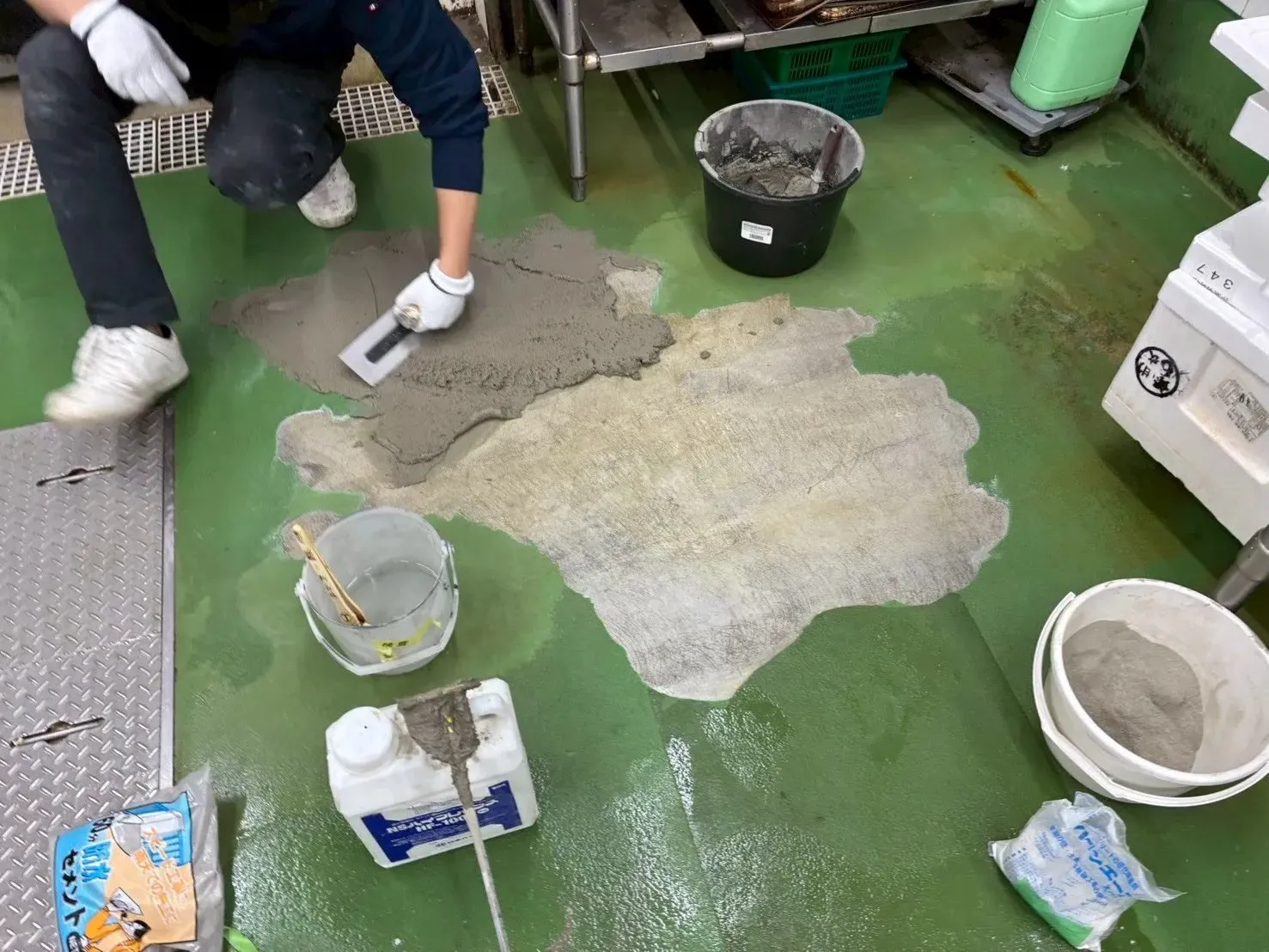営業を止めない夜間床補修工事：施工風景2