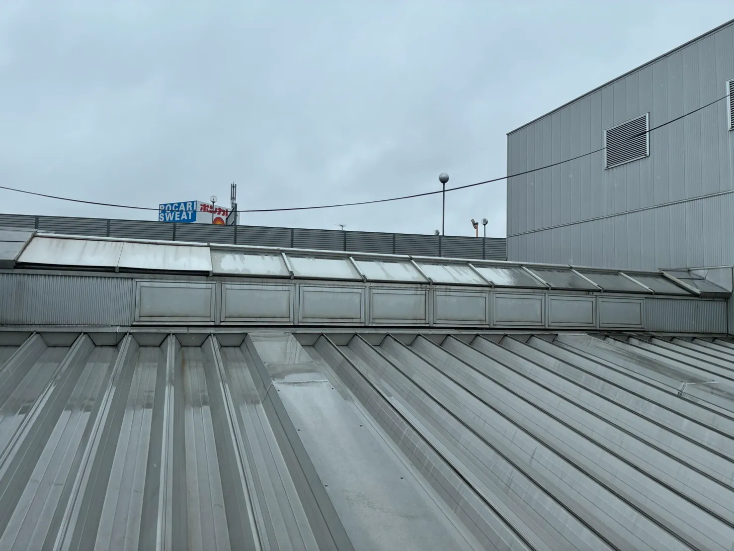 リッチランドでパチンコ3台停止、、原因は天井の雨漏り：施工風景2