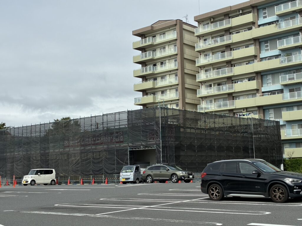 【埼玉県吉川市】ALCシーリング・下地補修・店舗棟屋上防水工事の現場写真