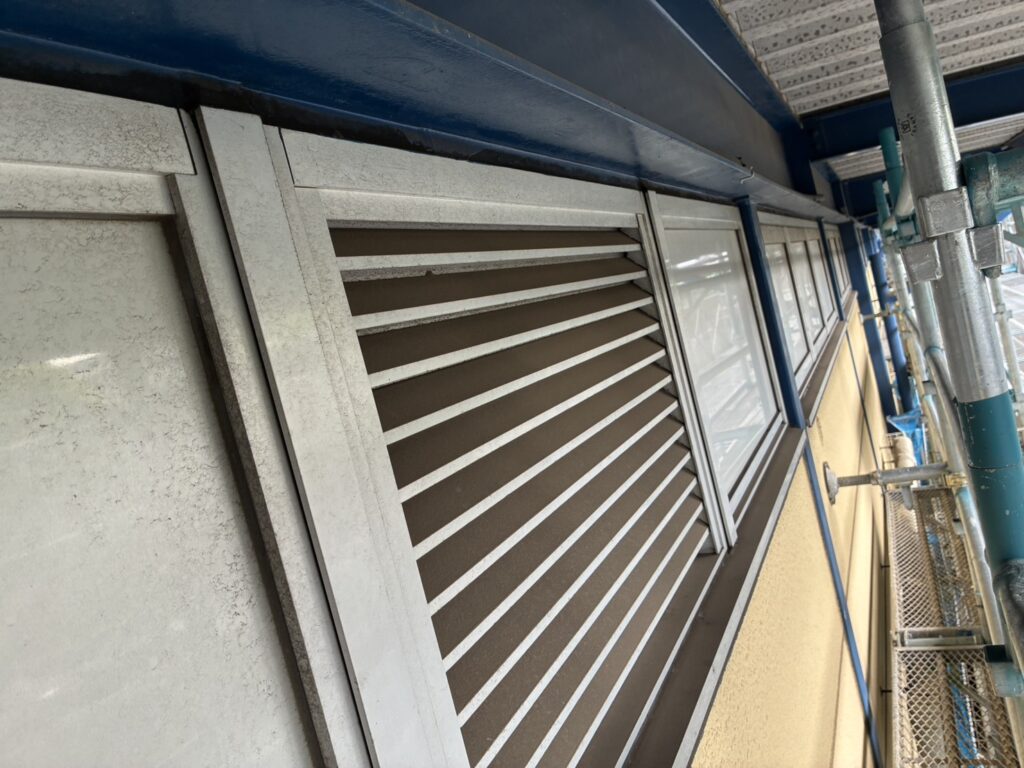 【埼玉県吉川市】ALCシーリング・下地補修・店舗棟屋上防水工事の現場写真