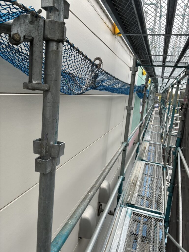 【埼玉県吉川市】ALCシーリング・下地補修・店舗棟屋上防水工事の現場写真