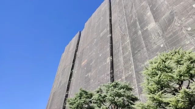 新座市で足場を組んで進むビル・マンションの改修工事