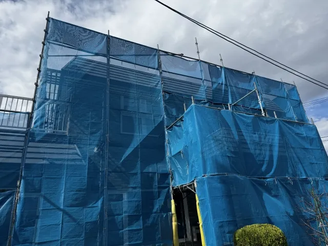 新座市周辺で足場を組んで進む住宅の外壁塗装現場