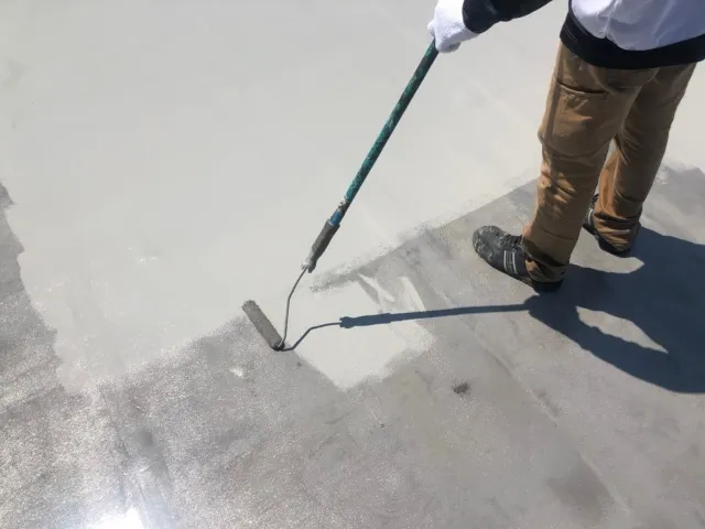 屋上・ベランダで進む防水工事の施工現場