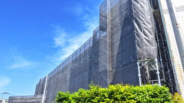 マンション外壁の修繕工事で目地やシーリングを確認する現場